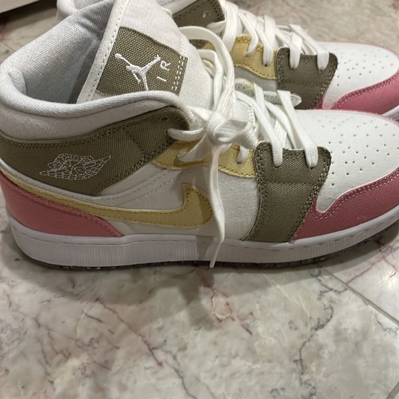 Nike Air Jordan 1 Mid SE GS 6.5 women’s 8 - Picture 3 of 11